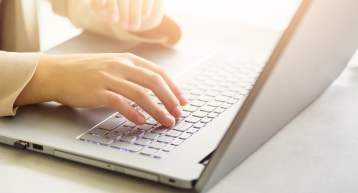 persoon achter computer